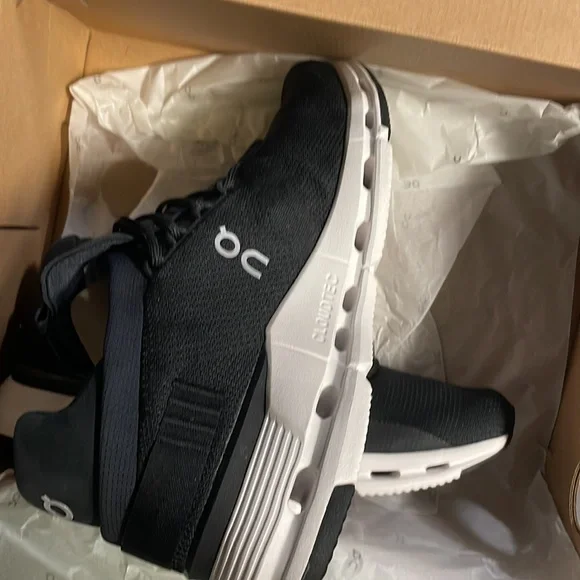 On could cloud nova black with white soles - Picture 3 of 3